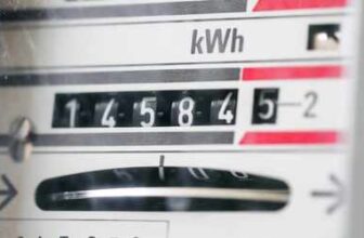Elektrischer Stromzähler mit kWh-Anzeige, wie er den Stromverbrauch von Bautrocknern nach einem Wasserschaden misst