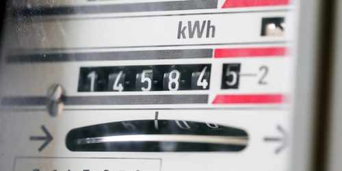 Elektrischer Stromzähler mit kWh-Anzeige, wie er den Stromverbrauch von Bautrocknern nach einem Wasserschaden misst
